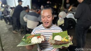 Huaah! Tersengat Pedasnya Sambal Ayam Ngondek yang Viral di Gandaria
