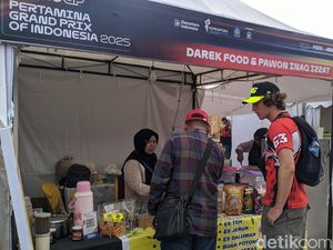Bule pun Ikutan Berburu Belut Goreng di Sirkuit Mandalika