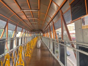 Skywalk Kebayoran Masih Berbau, Warga Harap Noda Kotoran Kucing Dibersihkan Skywalk Kebayoran Masih Berbau, Warga Harap Noda Kotoran Kucing Dibersihkan