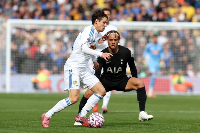 Soccer Football - Premier League - Leeds United v Tottenham Hotspur - Elland Road, Leeds, Britain - October 4, 2025 Leeds Uniteds Brenden Aaronson in action with Tottenham Hotspurs Xavi Simons REUTERS/Chris Radburn EDITORIAL USE ONLY. NO USE WITH UNAUTHORIZED AUDIO, VIDEO, DATA, FIXTURE LISTS, CLUB/LEAGUE LOGOS OR LIVE SERVICES. ONLINE IN-MATCH USE LIMITED TO 120 IMAGES, NO VIDEO EMULATION. NO USE IN BETTING, GAMES OR SINGLE CLUB/LEAGUE/PLAYER PUBLICATIONS. PLEASE CONTACT YOUR ACCOUNT REPRESENTATIVE FOR FURTHER DETAILS..