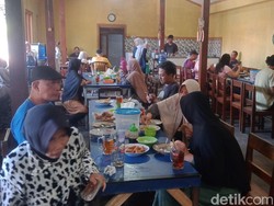 Soto Mbah Gito Birun Jatinom, Buka 5 Hari Sekali Pelanggan Selalu Berjubel