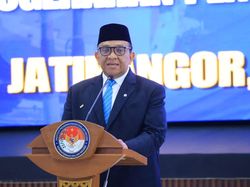 Wamenaker Terima Penghargaan Kartika Astha Brata dari IPDN