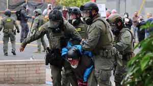 Aksi Protes di Kantor ICE Portland Berujung Ketegangan dan Penangkapan