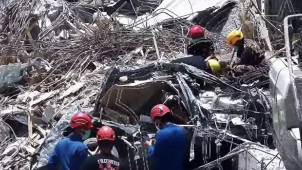 Sebuah mobil Mercedes-Benz berwarna hitam ditemukan di reruntuhan gedung Pondok Pesantren Al Khoziny, Buduran, Sidoarjo, Jawa Timur.