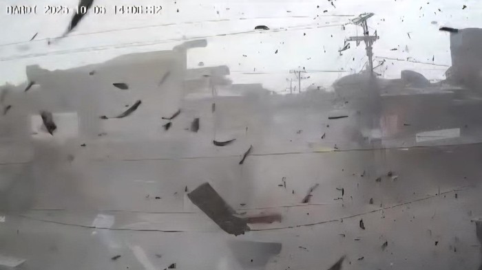 Angin puting beliung saat melanda Desa Bojongsoang dan Desa Lengkong, Minggu (5/10/2025).