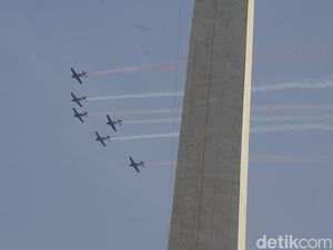 Atraksi Udara HUT TNI ke-80 Meriahkan Langit Jakarta