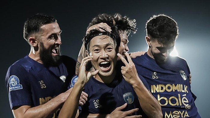 Bae Sin-yeong mencetak gol untuk Persita ke gawang Semen Padang dalam lanjutan Super League di Indomilk Arena, Tangerang, Sabtu (4/10/2025).