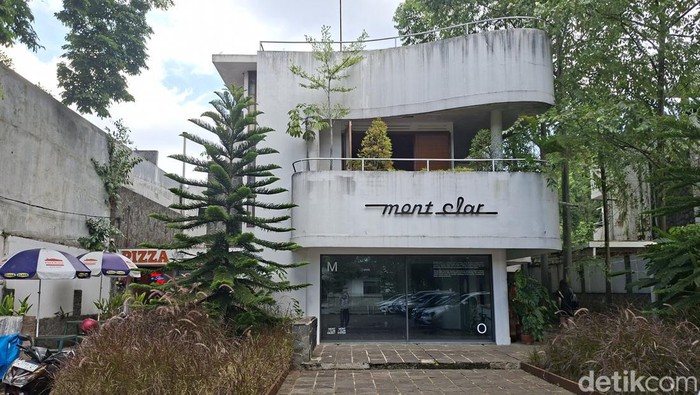 Bangunan ala lokomotif di Bandung.