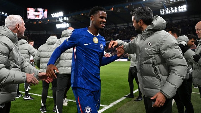 LONDON, ENGLAND - OCTOBER 04: Jorrel Hato of Chelsea celebrates victory with Chelsea coaches after the Premier League match between Chelsea and Liverpool at Stamford Bridge on October 04, 2025 in London, England. (Photo by Darren Walsh/Chelsea FC via Getty Images)
