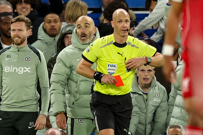 LONDON, ENGLAND - OCTOBER 04: Referee Anthony Taylor shows Head Coach Enzo Maresca of Chelsea red card and sends him off after he left his technical area to join in celebrations at the corner flag after Estêvão scores a goal to make it 2-1 during the Premier League match between Chelsea and Liverpool at Stamford Bridge on October 04, 2025 in London, England. (Photo by Robin Jones/Getty Images)