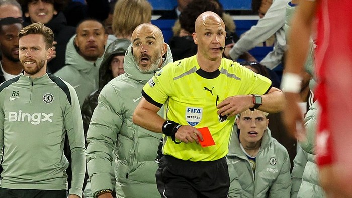 LONDON, ENGLAND - OCTOBER 04: Referee Anthony Taylor shows Head Coach Enzo Maresca of Chelsea red card and sends him off after he left his technical area to join in celebrations at the corner flag after Estêvão scores a goal to make it 2-1 during the Premier League match between Chelsea and Liverpool at Stamford Bridge on October 04, 2025 in London, England. (Photo by Robin Jones/Getty Images)