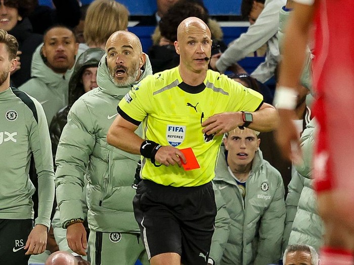 LONDON, ENGLAND - OCTOBER 04: Referee Anthony Taylor shows Head Coach Enzo Maresca of Chelsea red card and sends him off after he left his technical area to join in celebrations at the corner flag after Estêvão scores a goal to make it 2-1 during the Premier League match between Chelsea and Liverpool at Stamford Bridge on October 04, 2025 in London, England. (Photo by Robin Jones/Getty Images)