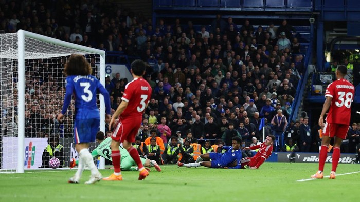 Soccer Football - Premier League - Chelsea v Liverpool - Stamford Bridge, London, Britain - October 4, 2025 Chelseas Estevao scores their second goal Action Images via Reuters/Matthew Childs EDITORIAL USE ONLY. NO USE WITH UNAUTHORIZED AUDIO, VIDEO, DATA, FIXTURE LISTS, CLUB/LEAGUE LOGOS OR LIVE SERVICES. ONLINE IN-MATCH USE LIMITED TO 120 IMAGES, NO VIDEO EMULATION. NO USE IN BETTING, GAMES OR SINGLE CLUB/LEAGUE/PLAYER PUBLICATIONS. PLEASE CONTACT YOUR ACCOUNT REPRESENTATIVE FOR FURTHER DETAILS..