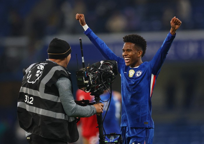 Soccer Football - Premier League - Chelsea v Liverpool - Stamford Bridge, London, Britain - October 4, 2025 Chelseas Estevao celebrates after the match Action Images via Reuters/Matthew Childs EDITORIAL USE ONLY. NO USE WITH UNAUTHORIZED AUDIO, VIDEO, DATA, FIXTURE LISTS, CLUB/LEAGUE LOGOS OR LIVE SERVICES. ONLINE IN-MATCH USE LIMITED TO 120 IMAGES, NO VIDEO EMULATION. NO USE IN BETTING, GAMES OR SINGLE CLUB/LEAGUE/PLAYER PUBLICATIONS. PLEASE CONTACT YOUR ACCOUNT REPRESENTATIVE FOR FURTHER DETAILS..