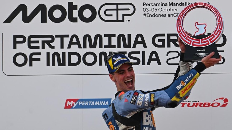 Pembalap BK8 Gresini Racing MotoGP Fermin Aldeguer mengangkat trofinya saat menjuarai MotoGP Indonesia 2025 di Sirkuit Internasional Pertamina Mandalika, Lombok Tengah, Nusa Tenggara Barat, Minggu (5/10/2025). ANTARA FOTO/Aditya Pradana Putra