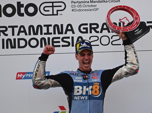 Fermin Aldeguer Angkat Trofi Juara MotoGP Indonesia 2025 di Mandalika