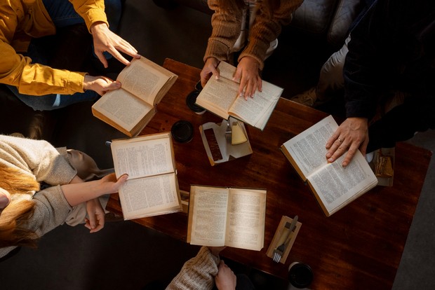 /Foto: Freepik.com/Freepik BookTok membangun komunitas membaca global yang saling mendukung, berbagi rekomendasi, dan menjadikan literasi lebih inklusif.