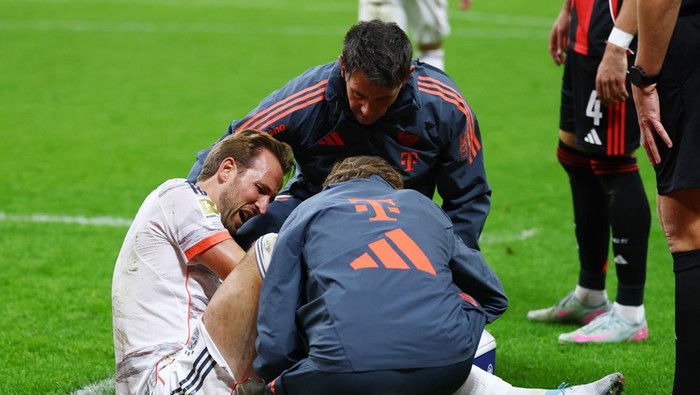 Soccer Football - Bundesliga - Eintracht Frankfurt v Bayern Munich - Deutsche Bank Park, Frankfurt, Germany - October 4, 2025 Bayern Munichs Harry Kane receives medical attention after sustaining an injury REUTERS/Kai Pfaffenbach DFL REGULATIONS PROHIBIT ANY USE OF PHOTOGRAPHS AS IMAGE SEQUENCES AND/OR QUASI-VIDEO.