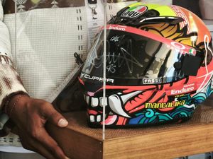 Helm Bertanda Tangan Valentino Rossi Dilelang, Laku Rp 15 Juta Helm Bertanda Tangan Valentino Rossi Dilelang, Laku Rp 15 Juta