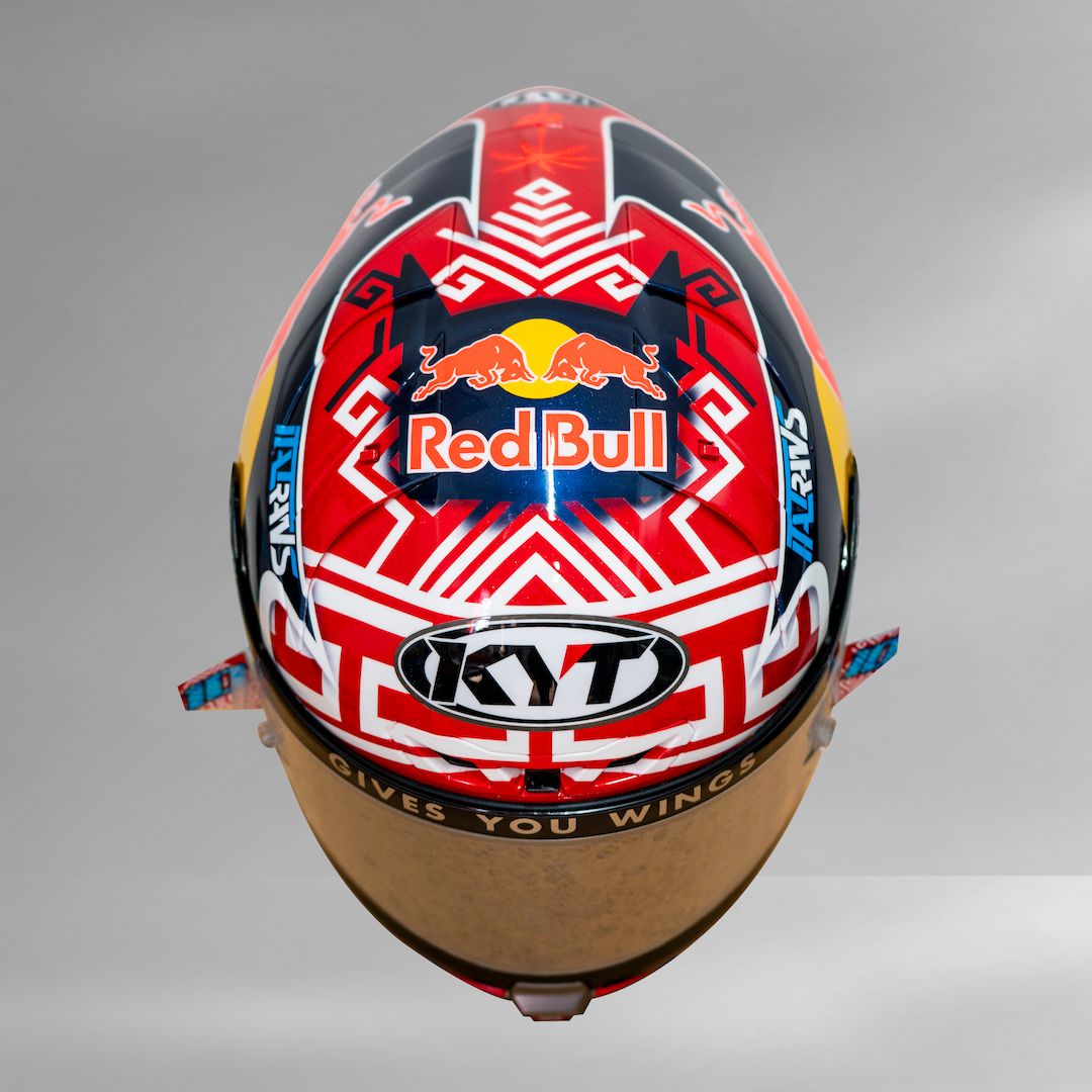 Helm KYT yang digunakan pembalap Moto2 dari tim Italtrans Racing Team, Diogo Moreira, di Sirkuit Mandalika saat MotoGP Indonesia.