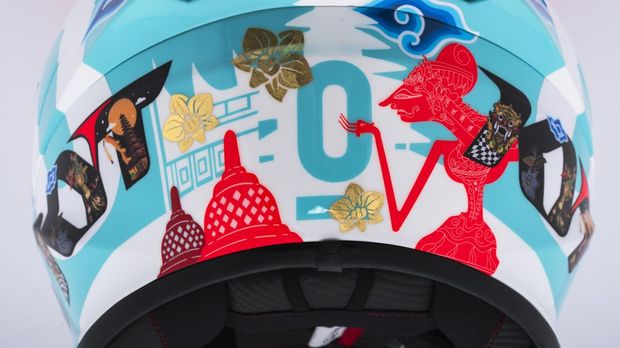 Helm KYT bertemakan Indonesia yang dipakai pembalap Moto3 dari tim Leopard Racing, Adrian Fernandez dan David Almansa, di Sirkuit Mandalika saat MotoGP Indonesia.