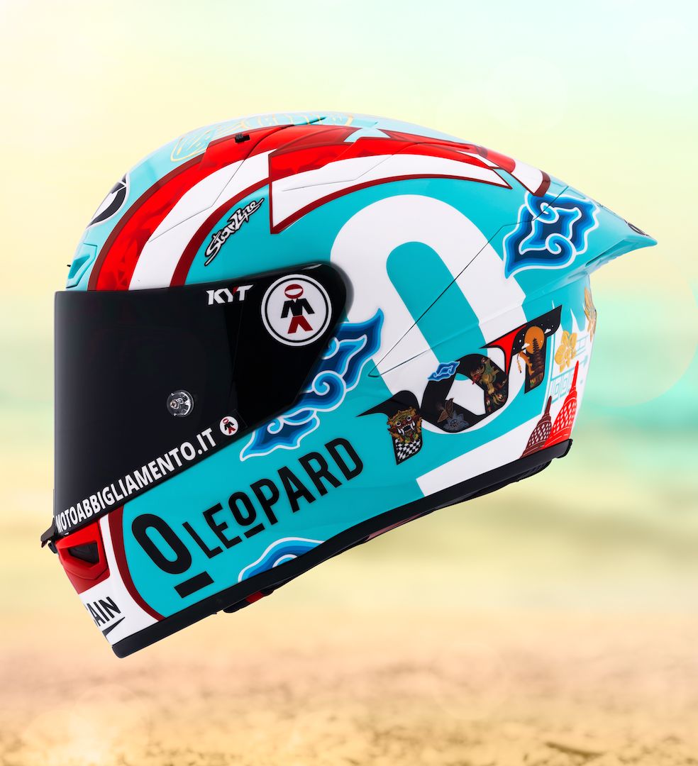 Helm KYT bertemakan Indonesia yang dipakai pembalap Moto3 dari tim Leopard Racing, Adrian Fernandez dan David Almansa, di Sirkuit Mandalika saat MotoGP Indonesia.