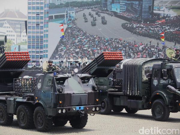 HUT ke-80 TNI, Ribuan Prajurit Unjuk Ketangkasan dan Parade Alutsista di Hadapan Prabowo