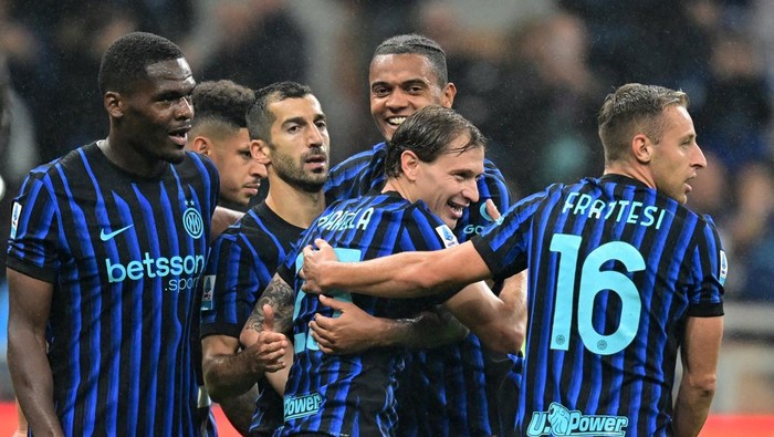 Soccer Football - Serie A - Inter Milan v Cremonese - San Siro, Milan, Italy - October 4, 2025 Inter Milans Nicolo Barella celebrates scoring their fourth goal with teammates REUTERS/Daniele Mascolo