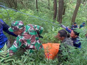 Innova Terjun ke Jurang 25 Meter di Pacet Mojokerto, 2 Orang Tewas Innova Terjun ke Jurang 25 Meter di Pacet Mojokerto, 2 Orang Tewas