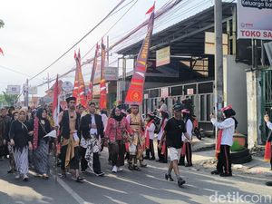 Ribuan Warga Kirab Napak Tilas Sawunggaling dari Lidah Wetan ke Bungkul Ribuan Warga Kirab Napak Tilas Sawunggaling dari Lidah Wetan ke Bungkul
