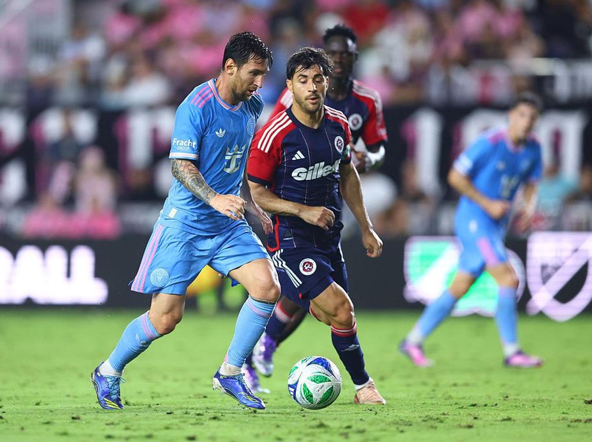 Lionel Messi (kiri) tampil bersinar saat Inter Miami mengalahkan New England Revolution. Foto: Getty Images/Megan Briggs