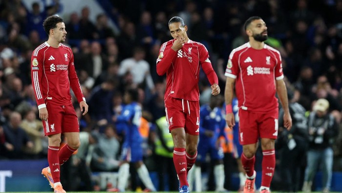 Soccer Football - Premier League - Chelsea v Liverpool - Stamford Bridge, London, Britain - October 4, 2025 Liverpools Virgil van Dijk looks dejected after the match Action Images via Reuters/David Klein EDITORIAL USE ONLY. NO USE WITH UNAUTHORIZED AUDIO, VIDEO, DATA, FIXTURE LISTS, CLUB/LEAGUE LOGOS OR LIVE SERVICES. ONLINE IN-MATCH USE LIMITED TO 120 IMAGES, NO VIDEO EMULATION. NO USE IN BETTING, GAMES OR SINGLE CLUB/LEAGUE/PLAYER PUBLICATIONS. PLEASE CONTACT YOUR ACCOUNT REPRESENTATIVE FOR FURTHER DETAILS..