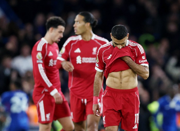 Soccer Football - Premier League - Chelsea v Liverpool - Stamford Bridge, London, Britain - October 4, 2025 Liverpool's Mohamed Salah looks dejected after the match Action Images via Reuters/David Klein EDITORIAL USE ONLY. NO USE WITH UNAUTHORIZED AUDIO, VIDEO, DATA, FIXTURE LISTS, CLUB/LEAGUE LOGOS OR 'LIVE' SERVICES. ONLINE IN-MATCH USE LIMITED TO 120 IMAGES, NO VIDEO EMULATION. NO USE IN BETTING, GAMES OR SINGLE CLUB/LEAGUE/PLAYER PUBLICATIONS. PLEASE CONTACT YOUR ACCOUNT REPRESENTATIVE FOR FURTHER DETAILS..