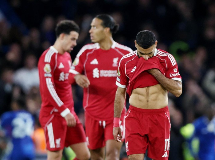Soccer Football - Premier League - Chelsea v Liverpool - Stamford Bridge, London, Britain - October 4, 2025 Liverpool's Mohamed Salah looks dejected after the match Action Images via Reuters/David Klein EDITORIAL USE ONLY. NO USE WITH UNAUTHORIZED AUDIO, VIDEO, DATA, FIXTURE LISTS, CLUB/LEAGUE LOGOS OR 'LIVE' SERVICES. ONLINE IN-MATCH USE LIMITED TO 120 IMAGES, NO VIDEO EMULATION. NO USE IN BETTING, GAMES OR SINGLE CLUB/LEAGUE/PLAYER PUBLICATIONS. PLEASE CONTACT YOUR ACCOUNT REPRESENTATIVE FOR FURTHER DETAILS..