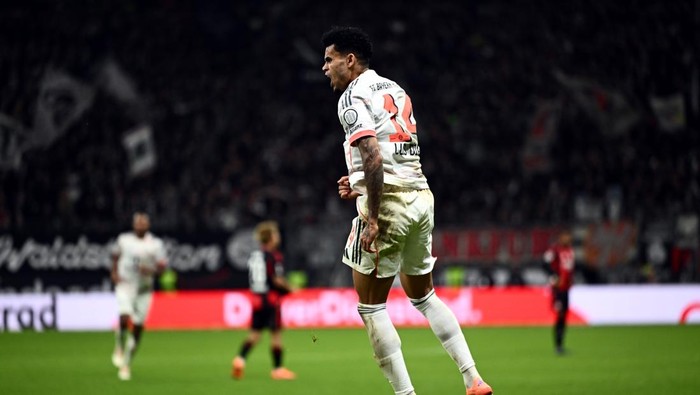 FRANKFURT AM MAIN, GERMANY - OCTOBER 04: Luis Diaz of Bayern Munich celebrates scoring his teams third goal during the Bundesliga match between Eintracht Frankfurt and FC Bayern München at Deutsche Bank Park on October 04, 2025 in Frankfurt am Main, Germany. (Photo by A. Scheuber/FC Bayern via Getty Images)