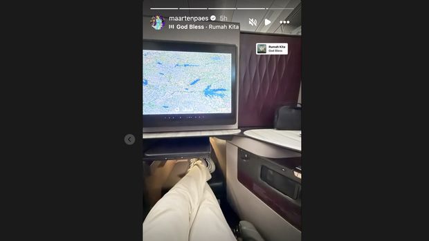 Kiper Timnas Indonesia Maarten Paes terbang menuju Jeddah, Arab Saudi, Minggu (5/10).