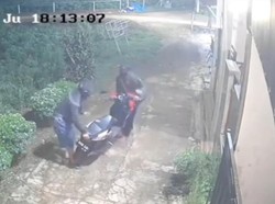 Bukan Didorong, 2 Maling Ini Gotong Motor yang Dicurinya