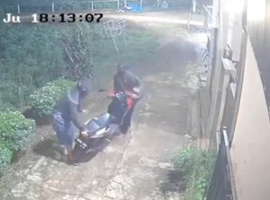 Viral Terekam CCTV Dua Maling Gotong Motor di Bogor, Polisi Cek TKP Viral Terekam CCTV Dua Maling Gotong Motor di Bogor, Polisi Cek TKP