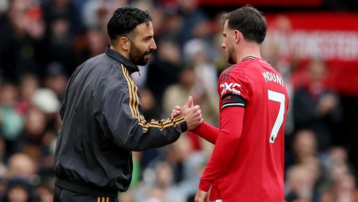 Soccer Football - Premier League - Manchester United v Sunderland - Old Trafford, Manchester, Britain - October 4, 2025 Manchester United manager Ruben Amorim shakes hands with Mason Mount after he was substituted REUTERS/Scott Heppell EDITORIAL USE ONLY. NO USE WITH UNAUTHORIZED AUDIO, VIDEO, DATA, FIXTURE LISTS, CLUB/LEAGUE LOGOS OR LIVE SERVICES. ONLINE IN-MATCH USE LIMITED TO 120 IMAGES, NO VIDEO EMULATION. NO USE IN BETTING, GAMES OR SINGLE CLUB/LEAGUE/PLAYER PUBLICATIONS. PLEASE CONTACT YOUR ACCOUNT REPRESENTATIVE FOR FURTHER DETAILS..