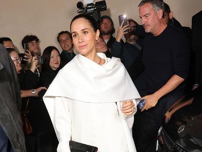 Foto: Gaya Meghan Markle Pertama Kali Hadir di Paris Fashion Week