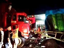 Mobil Kontainer Seruduk Truk Parkir di Polman, Sopir Terjepit Mobil Kontainer Seruduk Truk Parkir di Polman, Sopir Terjepit