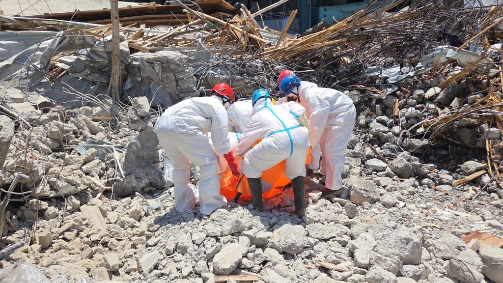 Proses pencarian korban runtuhan gedung Pondok Pesantren Al Khoziny, Buduran, Sidoarjo, terus dikebut. Hingga Minggu (5/10) sore, total korban meninggal mencapai 49 orang, dua di antaranya masih berupa potongan tubuh atau body part.
