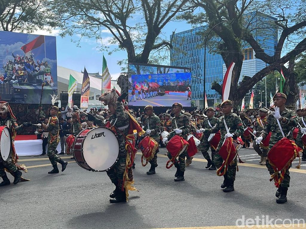 Kemeriahan HUT TNI ke-80 di Lapangan Merdeka Medan Kemeriahan HUT TNI ke-80 di Lapangan Merdeka Medan