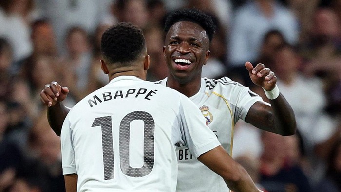 Soccer Football - LaLiga - Real Madrid v Villarreal - Santiago Bernabeu, Madrid, Spain - October 4, 2025 Real Madrids Vinicius Junior celebrates scoring their second goal with Kylian Mbappe REUTERS/Juan Medina