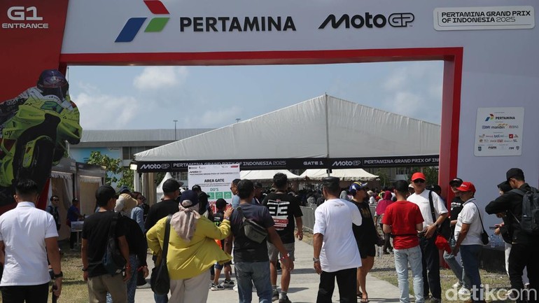 Cuaca cerah dan panorama indah Mandalika menambah semarak suasana menjelang dimulainya race utama.