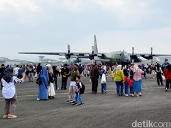 Antusias Warga Bandung Saksikan Pesawat TNI di Lanud Husein