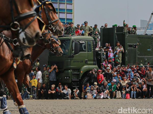 Ribuan Warga Padati Monas, Antusias Rayakan HUT ke-80 TNI