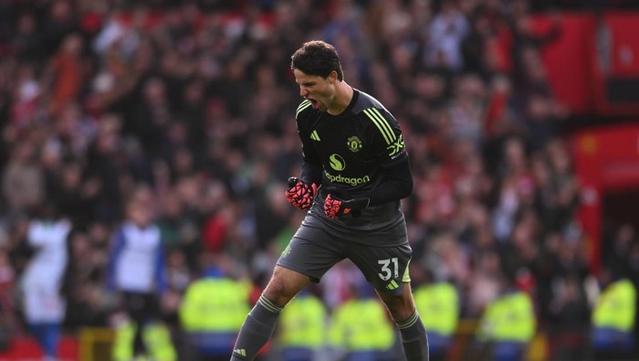 MANCHESTER, ENGLAND - OCTOBER 04: Senne Lammens of Manchester United celebrates his teams second goal during the Premier League match between Manchester United and Sunderland at Old Trafford on October 04, 2025 in Manchester, England. (Photo by Ben Roberts - Danehouse/Getty Images)