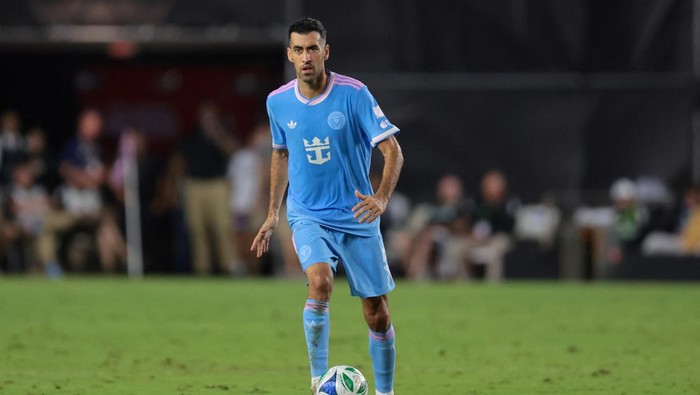 Oct 4, 2025; Fort Lauderdale, Florida, USA; Inter Miami CF midfielder Sergio Busquets (5) dribbles the ball against the New England Revolution during the second half at Chase Stadium. Mandatory Credit: Sam Navarro-Imagn Images