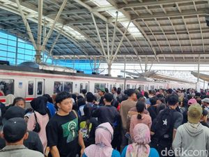 Stasiun Manggarai Sempat Padat, Begini Situasinya Siang Ini Stasiun Manggarai Sempat Padat, Begini Situasinya Siang Ini
